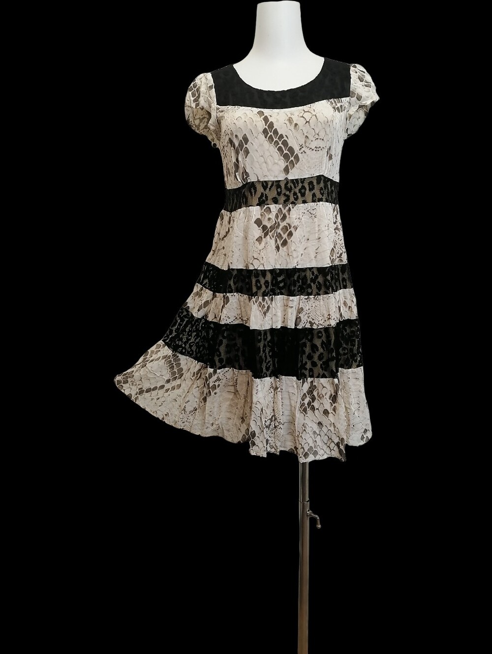 🐌🐌 100%Silk, Black and Cream Lace-Panel Short Sleeve Dress